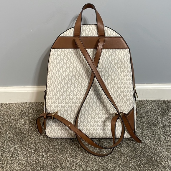 BEAUTIFUL Michael Kors Backpack. Like New!!! - Picture 3 of 10